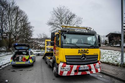 Esslingen-Berkheim: Pkw ueberschaegt sich
